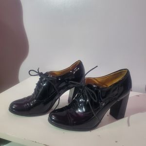 Nine west black lace up oxford heels size 7.5